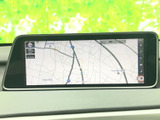 ナビ画面やオーディオ、空調などの操作部が運転席から手の届きやすい位置にまとまり、必要な情報を確認しやすい配置です。ドリンクホルダーや収納も備わり、日常の移動を快適にサポートします。