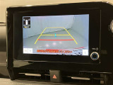 車庫入れなど後進運転時に死角をモニターで確認ができて安全です♪ ステアリング操作の参考になるガイド線も表示しますので車庫入れがニガテな方も安心ですネ!
