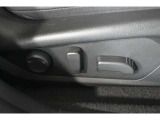 シフトレバーはL字型のシフトチェンジになっていまして、Dレンジ走行で、右側へレンジを切り替えて頂く事で、マニュアルモードでの走行を楽しいんで頂けます。