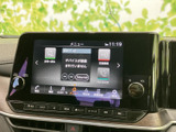 タッチ画面にはメニューや音楽、交通情報などの項目が表示され、画面下にも操作ボタンを配置。目的の機能を選びやすく、日常の移動中に役立つ便利な装備です。