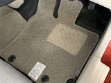 フロアマット標準装備。車内を清潔に保ちます。
