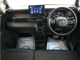 運転にかかわる様々な操作を安全に行えるように視点移動が少なく、操作性に配慮されたスイッチ類が凝縮されたコクピットです。