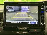 後方の様子を画面で確認でき、駐車時の周囲確認をサポートします。ガイドラインも表示されるため、車庫入れや駐車枠への後退時に距離感をつかみやすい装備です。