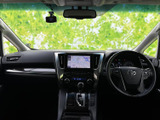 運転席まわりは前方の視界が広く、周囲の状況を確認しやすいレイアウトです。シートや内装は落ち着いた色合いで、同乗者にもゆったり過ごせる空間です。