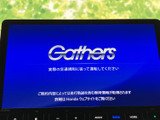 センターには大画面のナビ・オーディオを配置し、画面下にも操作部がまとまっています。目的地設定や音楽の選択など、必要な機能をまとめて確認でき、日々の移動をサポートします。
