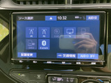 AM・FMやディスク、Bluetoothなど、複数の音源を画面から選べます。交通情報の確認や音源の切り替えも行いやすく、普段のお出かけから長距離の移動まで幅広く活用できます。