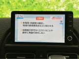 テレビ番組を画面で視聴できる装備です。休憩など停車中のひとときにニュースや番組を楽しめるので、待ち時間も有効に活用できます。画面表示も確認しやすい配置です。