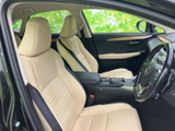 明るい色調のシートと、窓から入る光で開放感のある運転席まわりです。座面と背もたれにはゆとりがあり、乗り降りもしやすい開口部。ドア内張りの配色も落ち着いており、日々の移動を心地よく支えます。
