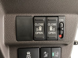 リアドアは乗り降りに便利な両側電動スライドドアです。また運転席に座っていながらスイッチ操作で自在にスライドドアを開け閉めできます。