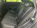 後席は座面に広がりがあり、ゆったりと腰掛けられる空間です。左右にヘッドレストを備え、シートベルトも確認できます。窓から外の様子を見渡しやすく、同乗される方にも落ち着いて過ごしていただけます。