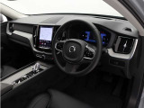 インストルメントパネルは僅かに運転席側へと傾けられているほか、余計なスイッチ類を可能な限り排し、運転に集中しやすい環境を造り出しています。