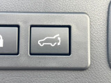 【パワーバックドア】スマートキーや運転席のボタンを押すだけでリアゲートが自動で開閉します!荷物を持っている時や、高い位置にあるバックドアを閉める際に便利な機能です♪