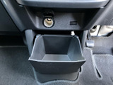 足元には小物を収められるボックスがあり、車内で使う品の整理に便利です。開口部が広く、出し入れしやすい形状で、日常の使い勝手にも配慮されています。