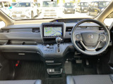 運転席まわりは見通しがよく、メーターやナビ画面を確認しやすいレイアウトです。前席から後席まで見渡せる開放感があり、運転する方にも同乗される方にも安心感を届けます。
