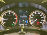 左右の大きなメーターと中央の表示部で、運転に必要な情報を確認しやすい構成です。表示がまとまっているため視線の移動を抑えやすく、運転中も必要な情報を把握しやすいのがポイントです。