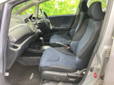 助手席から運転席まで見渡せる室内で、前席は身体を預けやすい形状にまとまっています。足元にはゆとりがあり、乗り降りもしやすい開口部。日々の移動を落ち着いて過ごせる空間です。