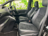 助手席から運転席まで視界が広がり、前方の様子を確認しやすい室内です。シートは座面と背もたれに厚みのある形状で、前席の同乗者にもくつろいでいただけます。