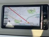 地図表示を備えたナビ画面で、行き先の確認やルート案内に活用できます。画面と本体のボタンがまとまり、目的地設定なども行いやすい配置です。お出かけ先の検索にも便利にお使いいただけます。