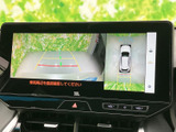 車両後方の映像に加え、周囲を俯瞰した表示も確認できる画面です。駐車時の目安となるガイドも表示され、周囲の状況を把握しながら操作したい場面で役立ちます。