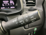レバーには矢印や照明関連の表示があり、操作する項目を目で確認しやすい仕様です。手元で必要な操作を行えるため、普段の運転時にも扱いやすく便利にお使いいただけます。