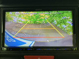 後方の様子を画面で確認でき、駐車や後退時の周囲確認をサポートします。目安となるガイド線も表示されるため、車両後方の位置を把握したい場面で便利です。