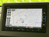 道路や周辺施設が地図上に表示され、現在地を確認しながら目的地までの移動をサポート。縮尺表示も備わり、画面で周辺の道の様子を把握しやすいナビゲーションです。