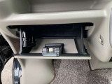 車検証入れなど、いろいろな物が収納できます。