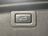【パワーバックドア】スマートキーや運転席のボタンを押すだけでリアゲートが自動で開閉します!荷物を持っている時や、高い位置にあるバックドアを閉める際に便利な機能です♪