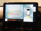 バック時の運転をサポートするバックガイドモニター&パノラミックビューモニター付