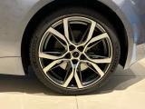 A110の足元を彩るホイールをご覧ください。車体とのバランスや細部の意匠も、この一台を選ぶ楽しみのひとつ。タイヤの状態など、気になる点はスタッフへご相談ください。