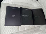 メンテナンスノート、取扱説明書です。 その車の整備記録が事細やかに記録されています。 車が生まれてから今までどのような道を歩んできたのか判るとても重要な物ですよ。