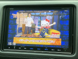 テレビ番組を画面で視聴でき、停車中の待ち時間も車内で過ごしやすくなります。映像表示に対応した装備で、お出かけ先での休憩時間などにも便利にお使いいただけます。