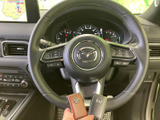 停車中にテレビ番組を視聴でき、休憩時間や待ち合わせの合間にも活用できます。画面上で番組内容を確認しやすく、車内で過ごす時間の楽しみを広げてくれる装備です。