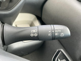 レバー上の表示で操作内容を確認しやすく、運転中も手元で扱いやすい配置です。ライト関連の操作がまとまっており、周囲の明るさや天候に応じて使い分けられます。