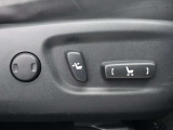 運転席は電動調整式です。前後位置や背もたれ角度を操作できます。