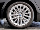 BMWの純正アロイホイールは軽量かつ強度にも優れているホイールで走行性能を引き上げる設計になっております。足元にもBMWは妥協がなくこだわっている個所になります。