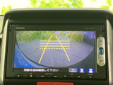 後方の映像と目安となるガイド線を画面で確認でき、駐車時の周囲確認をサポートします。車庫入れや狭い場所での取り回しなど、日常の駐車シーンで活用いただけます。