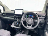運転席まわりです。 各操作スイッチは使いやすい位置に配置されてます。