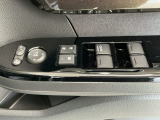 運転席のスイッチで全てのウィンドウの開閉操作を行うことができます。ロックボタンをONにしておくと、運転席以外のウィンドウは作動しないのでお子様を乗せているときなども安心ですね♪