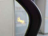 ブラインドスポットモニター装備。隣車線を走る車両を検知。ドアミラーでは確認しにくい後方、側方エリアに存在する車両や急接近してくる車両も検知しドアミラーに搭載されたLEDインジケーターが点灯します。
