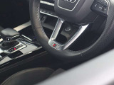 内装はシンプルに使い勝手を考え作られています。お車を運転する感覚をダイレクトに体感して頂けます。室内も広くロングドライブにも快適にお過ごしいただけます。