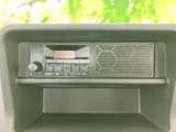シンプルなオーディオシステムが搭載されています。ラジオを聴きながら、快適なドライブを楽しめます。使いやすさを重視した操作性も魅力です。