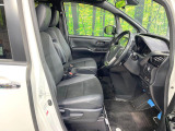 運転席まわりには十分なスペースがあり、大柄な方でもゆったり運転していただける環境です。