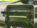 画面まわりに各種メニューが並び、車内機能を確認しやすいレイアウトです。モニターの開閉機構も備わり、必要なときに画面まわりへアクセスしやすく、日々のご利用をサポートします。