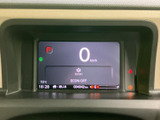 エンジンの始動・停止は、表示が分かりやすいプッシュスイッチで行えます。運転席まわりに配置されているため、乗車後の操作をスムーズに進めやすく、日常の使い勝手にも配慮された装備です。