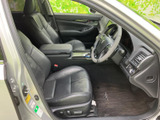 運転席まわりは視界が広く、前方や左右の状況を確認しやすい配置です。シートにはゆとりのある座面が設けられ、落ち着いた室内空間で毎日の移動を快適にお過ごしいただけます。