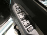 電動格納ミラー付きです。狭い路地にも対応できる便利な機能です。