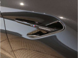 【コックピットシート】BMW車の主役席。車体中央にくる様に配置し車両重心とが一致する事でドライバーと車との一体感あるドライビングを実現。人間工学に基づき形成した形状が長時間のドライブ疲労も軽減します!