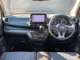 運転席周りになります。内装色はブラックです。