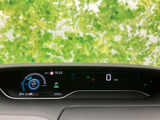 速度やシフト位置などの情報が一か所にまとまり、運転中も確認しやすい表示です。必要な情報を把握しやすいすっきりとしたレイアウトで、日常の運転を支える見やすいメーターまわりです。